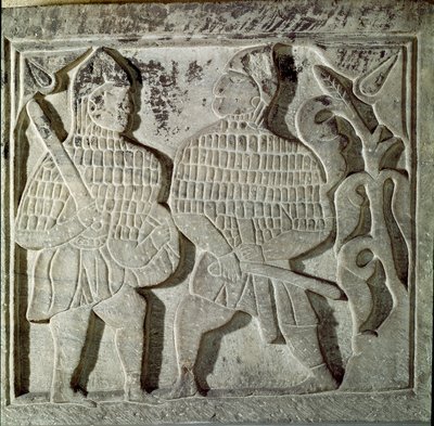 Seljukide Art (Seljukide eller Saljuqide): lavt relieff som representerer to krigere. Fra Konya, Tyrkia. 1200-tallet. Tyrkisk islamsk kunstmuseum, Istanbul av Dynasty Seljuq