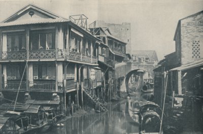 Tilgriset vann under en bro som fører til ufine hjem av fattigdom og smerte, c1935 av ENA
