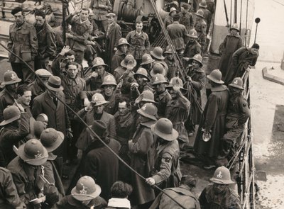 Album "MVSN- Blackshirts": Arbeiderfascister, innrammet i Centuries, drar til AOI (italiensk Øst-Afrika) til Genova (s/hv-bilde) av E. Binelli