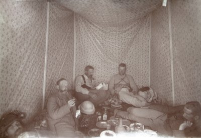 Medlemmer av Arabah Survey-ekspedisjonen slapper av i teltet sitt, 1883 bw-bilde av E. Gordon Hull