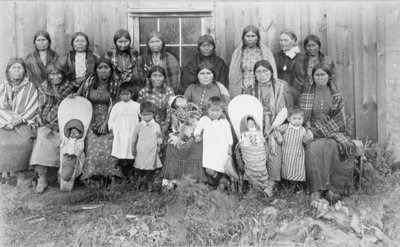 Kate McBeth (d.1915) med kvinnene i Nez Perce Womens Sewing Society av E. Jane Gay