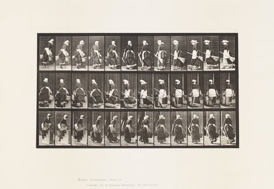 Plate 107. Vende seg for å gå opp trapper, bøtte med vann og kost i hendene av Eadweard Muybridge