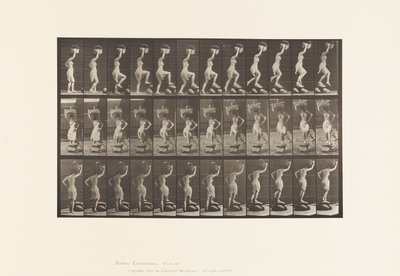 Tallerken 179. Å tråkke på og over en stein, en kurv på hodet av Eadweard Muybridge