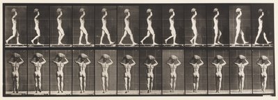 Tallerken 27. Går, bærer 70 lb. stein på hodet, hender løftet av Eadweard Muybridge