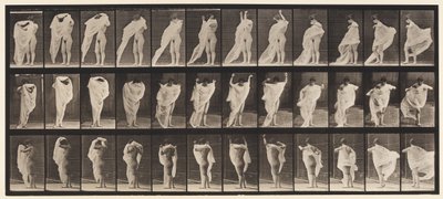 Tallerken 416. Toalett, Ta på kjole av Eadweard Muybridge