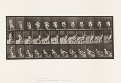 Tallerken 417. Toalett; Sitter og tar på strømper av Eadweard Muybridge