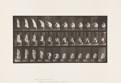 Tallerken 423. Toalett; Tar på seg støvler og reiser seg fra stolen av Eadweard Muybridge