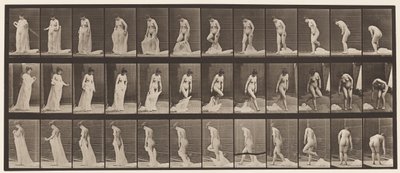 Tallerken 430. Toalett; Ta av klær, 1872-1885 av Eadweard Muybridge