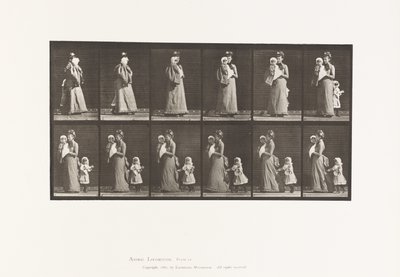 Plate 52. Gående bærende barn, snu seg rundt; et annet barn (70) holder på kjolen på 9 av Eadweard Muybridge