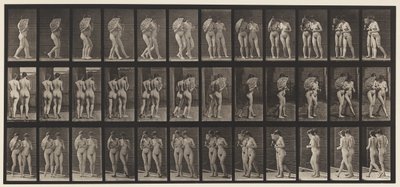 Plate 54. Gående, to modeller/en flørter en vifte, arm i arm av Eadweard Muybridge