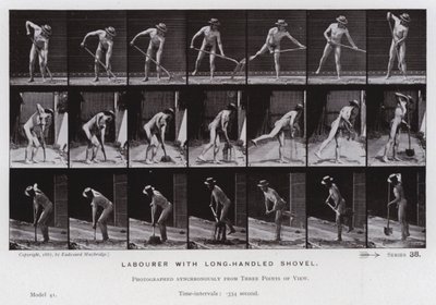 Den menneskelige figuren i bevegelse: Arbeider med langskaftet spade (s/hvitt-bilde) av Eadweard Muybridge