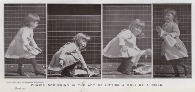 Den menneskelige figuren i bevegelse: Faser som oppstår i handlingen med å løfte en dukke av et barn (s/hvitt-bilde) av Eadweard Muybridge