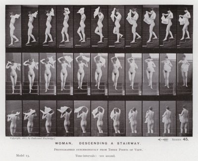 Den menneskelige figuren i bevegelse: Kvinne, går ned en trapp (s/hvitt-bilde) av Eadweard Muybridge