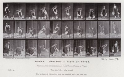 Den menneskelige figuren i bevegelse: Kvinne som tømmer et basseng med vann (s/hvitt-bilde) av Eadweard Muybridge