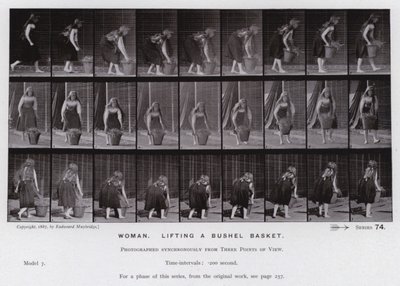 Den menneskelige figuren i bevegelse: Kvinne, løfter en skjeppekurv (s/hvitt-bilde) av Eadweard Muybridge