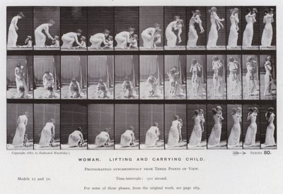 Den menneskelige figuren i bevegelse: Kvinne, løftende og bærende barn (s/hvitt-bilde) av Eadweard Muybridge