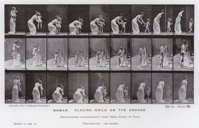 Den menneskelige figuren i bevegelse: Kvinne, legger barnet på bakken (s/hvitt-bilde) av Eadweard Muybridge