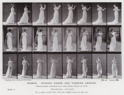 Den menneskelige figuren i bevegelse: Kvinne, rekker opp hendene og snur seg (s/hvitt-bilde) av Eadweard Muybridge