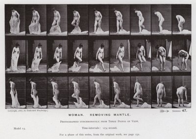Den menneskelige figuren i bevegelse: Kvinne, fjerner mantelen (s/hvitt-bilde) av Eadweard Muybridge