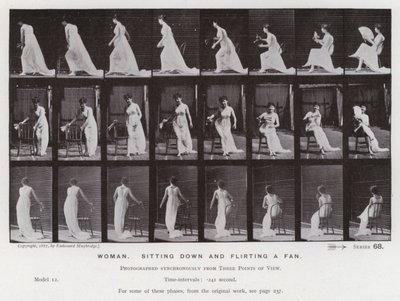 The Human Figure in Motion: Kvinne som setter seg ned og flørter en fan (s/hvitt-bilde) av Eadweard Muybridge