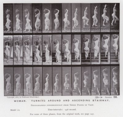 Den menneskelige figuren i bevegelse: Kvinne, snur seg og går opp i trappen (s/hvitt-bilde) av Eadweard Muybridge