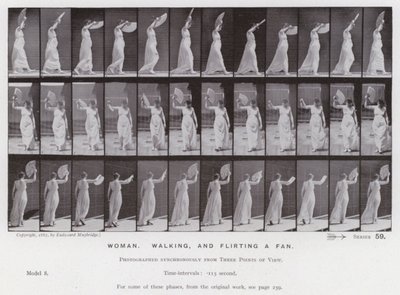 The Human Figure in Motion: Kvinne som går og flørter en fan (s/hvitt-bilde) av Eadweard Muybridge