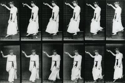 Kvinne. Descending a Stairway, 1887, illustrasjon fra 'The Human Figure in Motion' av Eadweard Muybridge, utgave publisert 1904 av Eadweard Muybridge