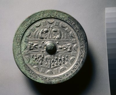 Speil med guddommer og konger i tre seksjoner omgitt av ringer av firkanter og halvsirkler (bronse) av Eastern Han Dynasty Chinese School