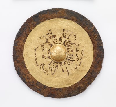 Speil med vestens dronningmor (Xiwangmu) og østens hertugfar (Dongwanggong), 25-220 (jern med gullark og spor av silke) av Eastern Han Dynasty Chinese School
