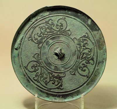 Speil med interlacing Dragons, Eastern Zhou-dynastiet, Warring States-perioden, 475-221 BC (bronse) av Eastern Zhou Dynasty Chinese School