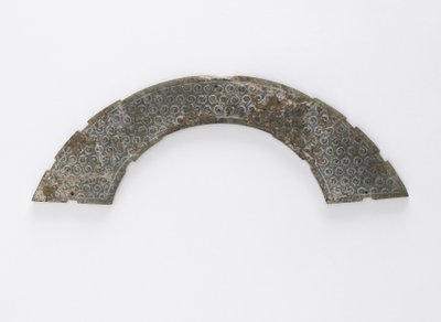 Tynn plakett skåret i sirkelbue, av typen huang, Changsha, Hunan-provinsen, 4.-3. århundre f.Kr. (jade) av Eastern Zhou Dynasty Chinese School