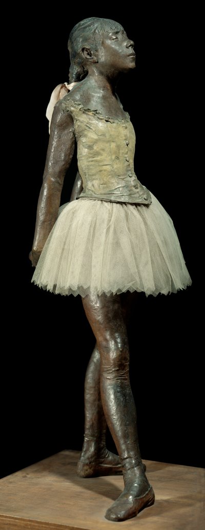 14 år gammel eller stor danserkledd Skulptur av Edgar Degas (1834-1917) i bronsepatina, tyll og rosa sateng på trebunn av Edgar Degas