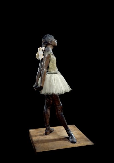 14 år gammel eller stor danserkledd Skulptur av Edgar Degas (1834-1917) i bronsepatina, tyll og rosa sateng på trebunn av Edgar Degas