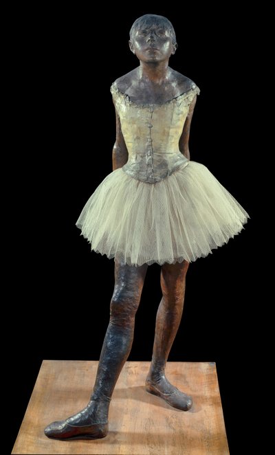 14 år gammel eller høy danser kledd - Skulptur av Edgar Degas (1834-1917) i bronsepatina, tyll og rosa sateng på trebunn av Edgar Degas