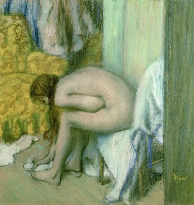 Etter badet tørker kvinnen sin venstre fot av Edgar Degas