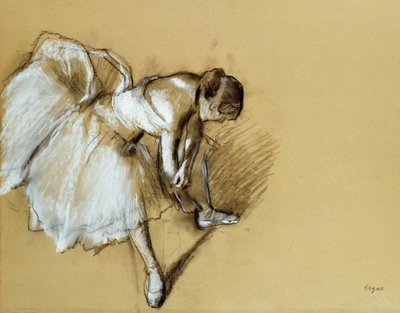 Danser som justerer skoen sin, ca. 1890 av Edgar Degas