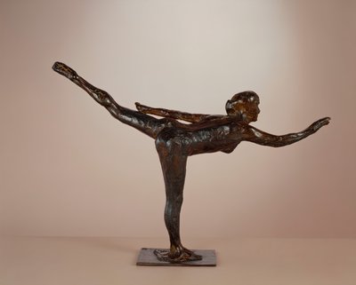 Danser: Arabesque på høyre ben, venstre arm i linje, ca. 1877-1885 kastet ca. 1919-1931. av Edgar Degas