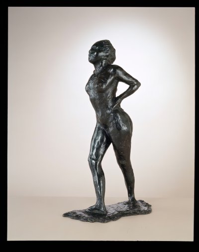 Danser i hvile, hender på hofter, høyre ben fremover, ca. 1881-1890 kastet 1919-1925. av Edgar Degas
