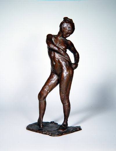 Dancer Fastening the Strings of Her Tights, ca. 1885-90, støpt 1919 (bronse) av Edgar Degas