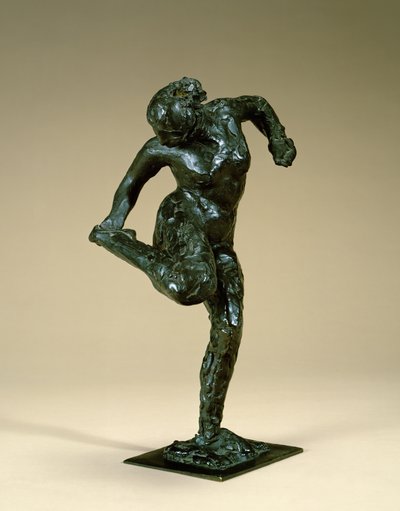 Danser holder foten, ca. 1900-10 (bronse) av Edgar Degas