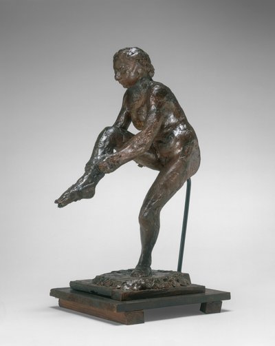 Danser tar på seg strømpen av Edgar Degas
