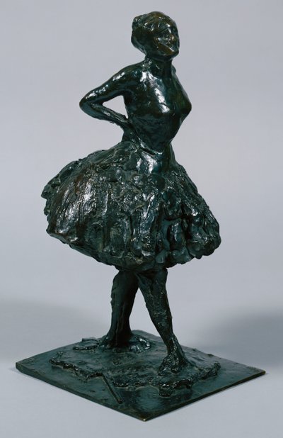 Danser i uformell kjole, hendene på hoftene, høyre ben fremover, støpt ca. 1919-21 av Edgar Degas
