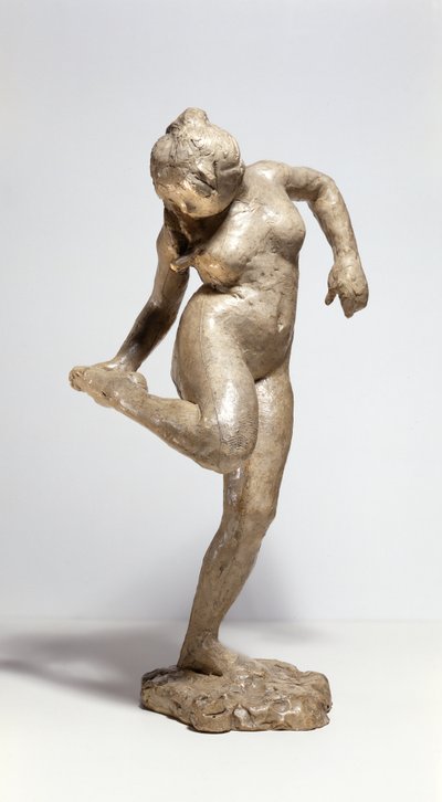 Danser ser på fotsålen (gips) av Edgar Degas