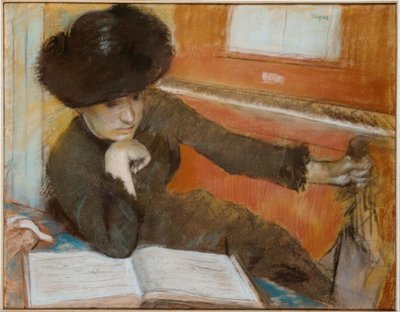 Kvinne sitter foran et piano av Edgar Degas