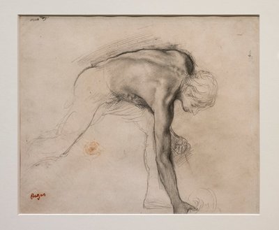 Naken mann lener seg og plukker opp en gjenstand. Rundt 1859-1861. Grafitt på velinpapir. av Edgar Degas