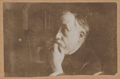 [Selvportrett i biblioteket (hånd mot haken)] av Edgar Degas