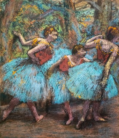 Tre dansere (blå skjørt, røde corsages). Rundt 1903. Pastell på papirlim på papp. av Edgar Degas