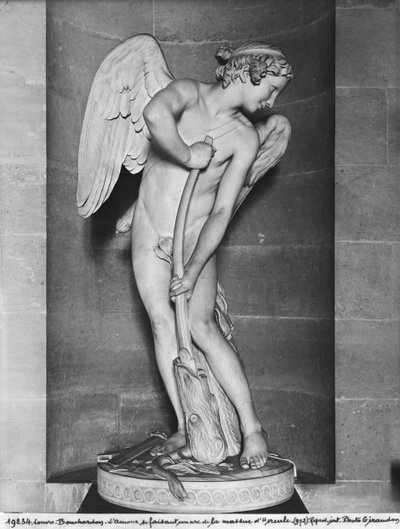 Amor skjærer ut buen fra Hercules-klubben, 1747-50 (se også 346092) (marmor) av Edmé Bouchardon
