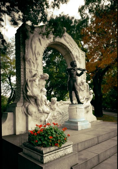 Monument til hyllest til den østerrikske komponisten og dirigenten Johann Strauss II (eller Johann Strauss sønn eller den unge eller Johann Sebastian Strauss) (1825-1899). Skulptur av Edmund von Hellmer (1850-1935). 1921. Wien, Stadtpark, Østerrike av Edmund Ritter von Hellmer