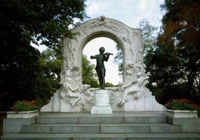 Monument til hyllest til den østerrikske komponisten og dirigenten Johann Strauss II (eller Johann Strauss sønn eller den unge eller Johann Sebastian Strauss) (1825-1899). Skulptur av Edmund von Hellmer (1850-1935). 1921. Wien, Stadtpark, Østerrike av Edmund Ritter von Hellmer